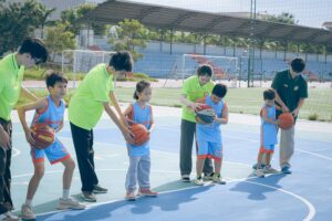 Read more about the article Bé Bị Nhút Nhát Khi Đến CLB Bóng Rổ Monkey3s Lần Đầu?