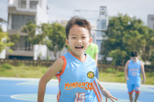 Read more about the article Vì sao chơi bóng rổ giúp trẻ cao hơn?